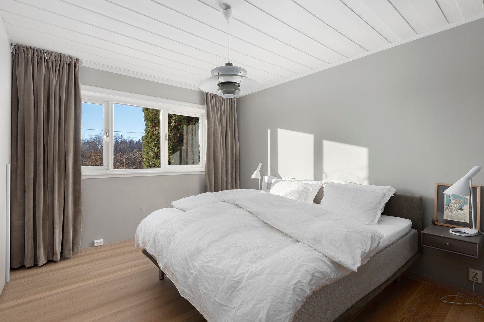 Hovedsoverom i underetasjen.
Soverommene er av gode størrelser. Galleribilde