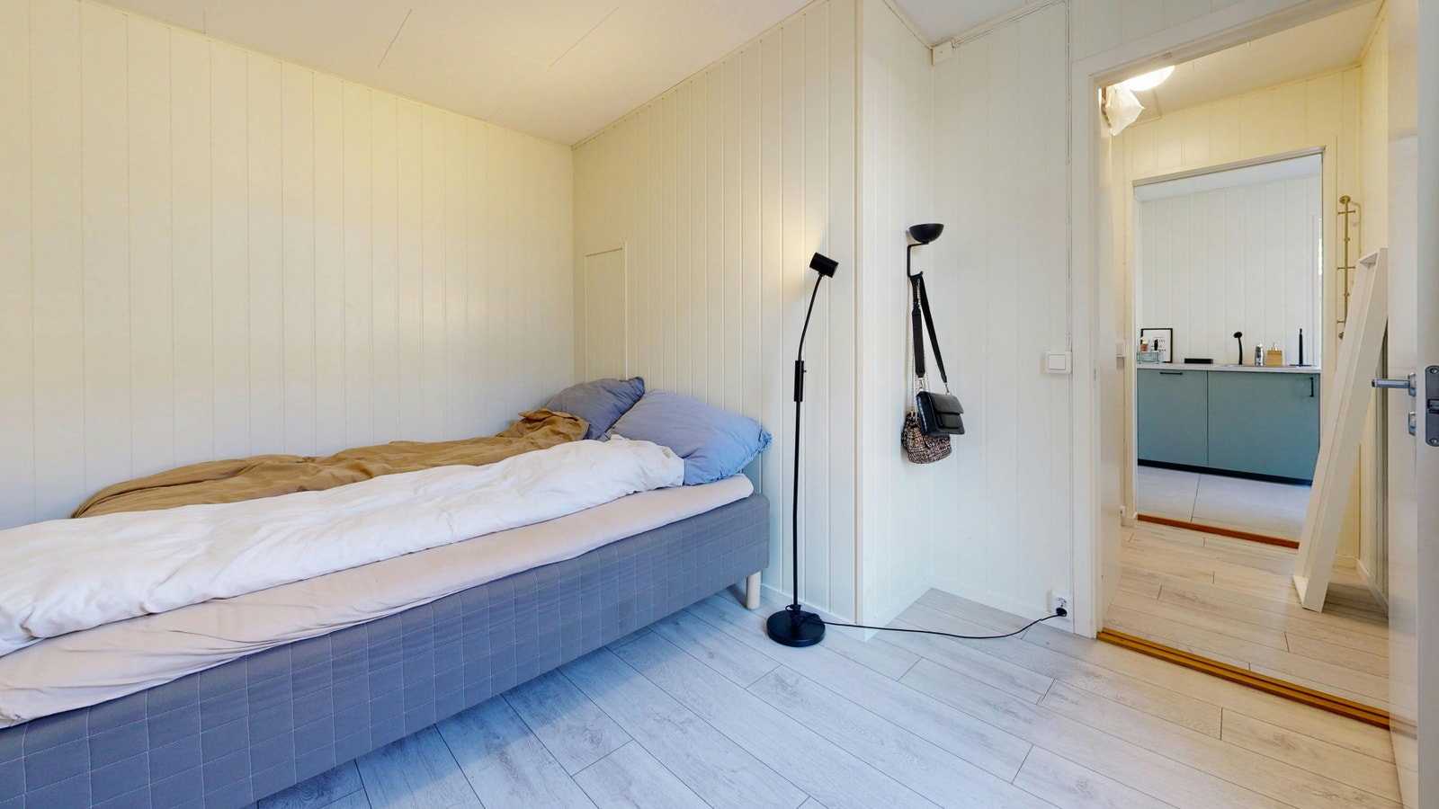 Sov 2. Soverommene ligger i hver sin ende av leiligheten. Galleribilde