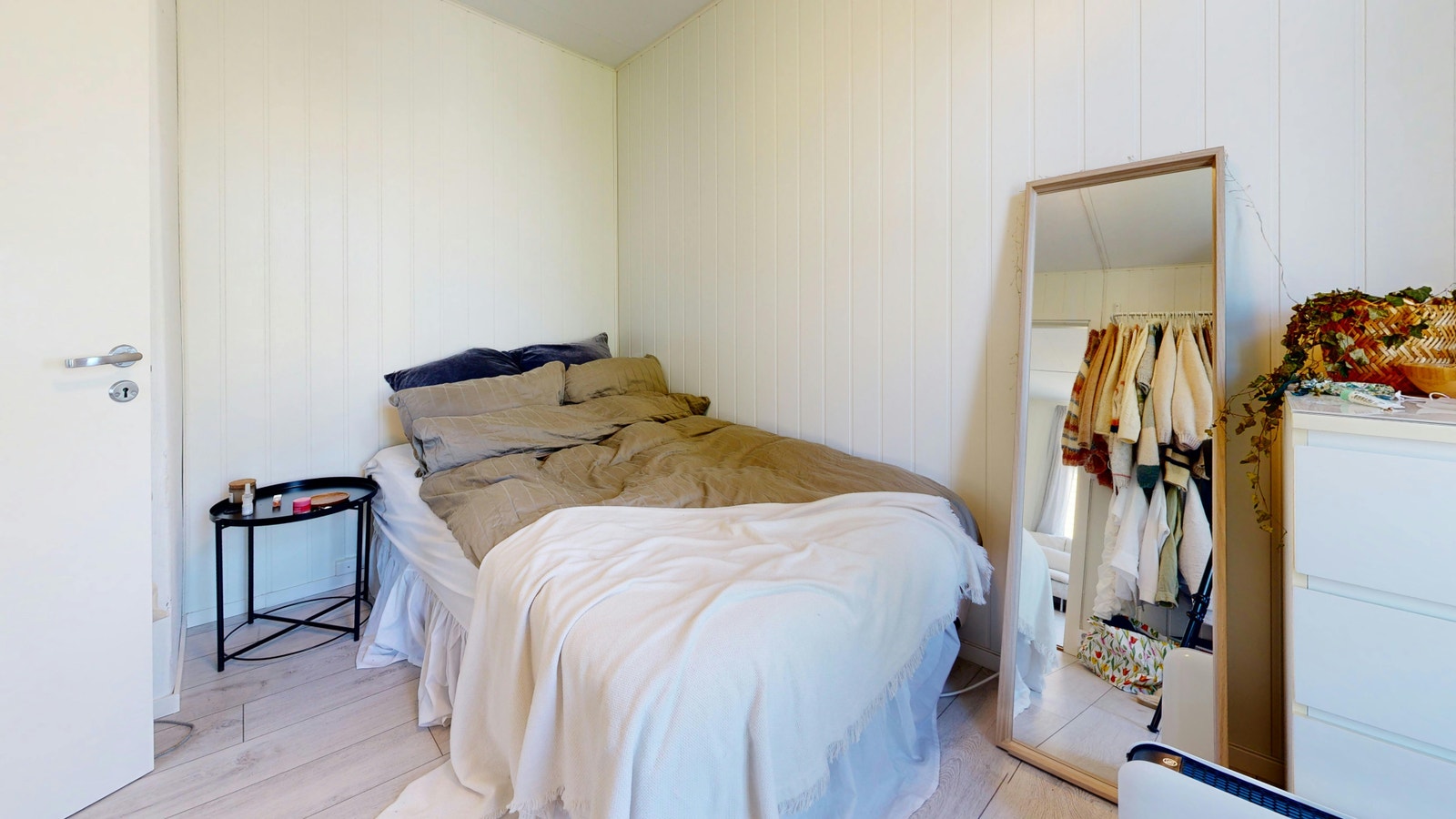 Sov 1 er på 9 kvm med plass til stor seng, klesoppbevaring og skrivepult. Galleribilde