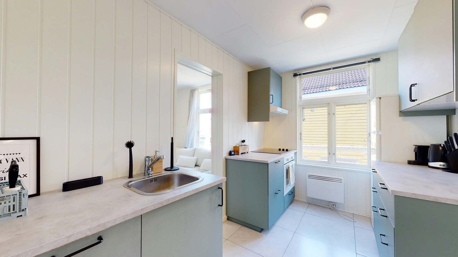 Kjøkkenet er på 7 kvm og ligger separat fra stuen/spisestuen Galleribilde