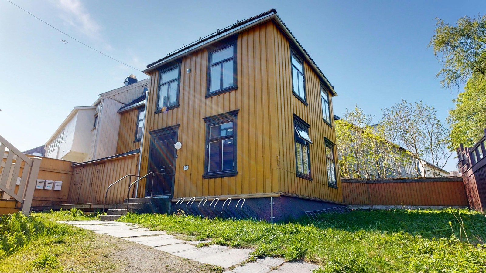 Fasade. Leiligheten ligger i 2 etg. Galleribilde