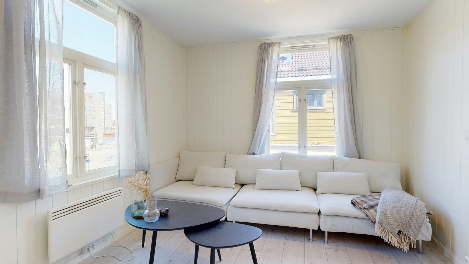 Stue. 2 store vinduer for godt lysinnslipp Galleribilde