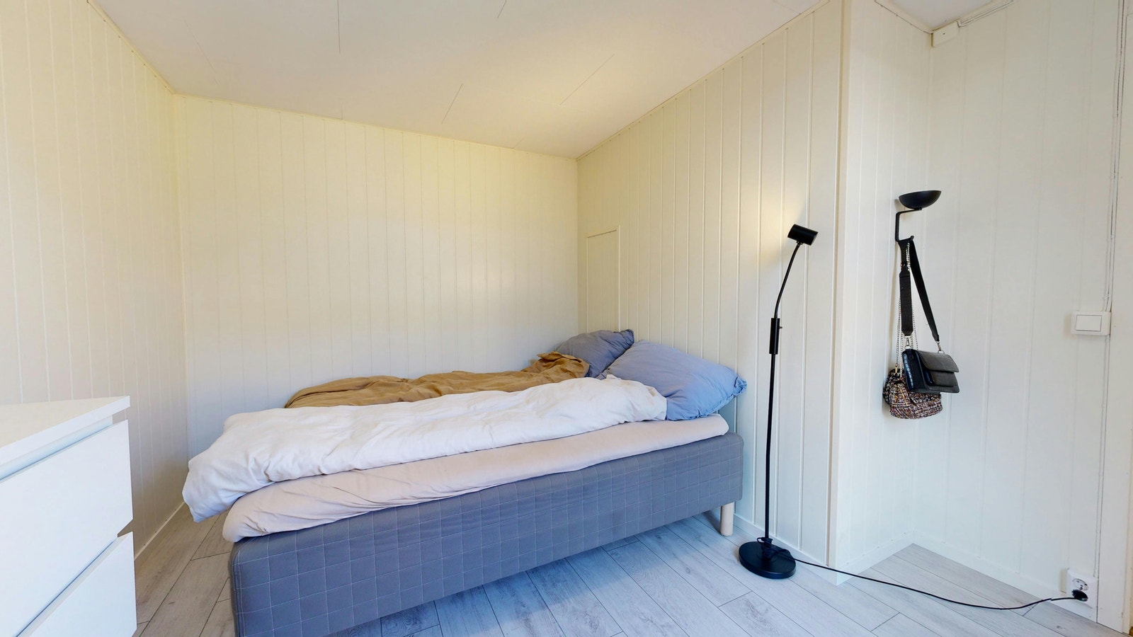 Sov 2. Her er det god plass til stor seng, klesoppbevaring og skrivebord Galleribilde