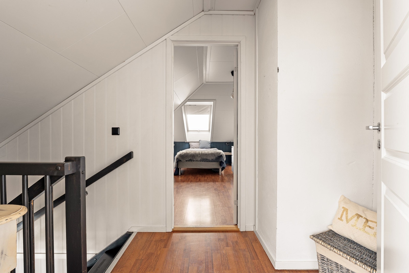 Lys og praktisk gang i 2. etasje med adkomst til begge soverom. Galleribilde