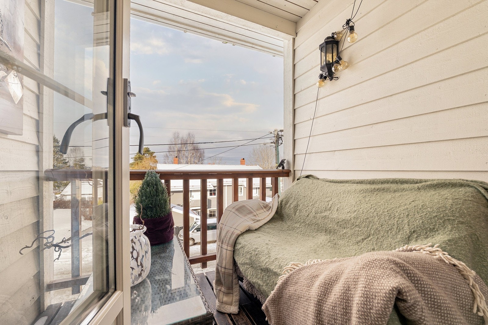 Overbygget balkong som forlenger stuen i sommerhalvåret - en lun og trivelig uteplass. Galleribilde