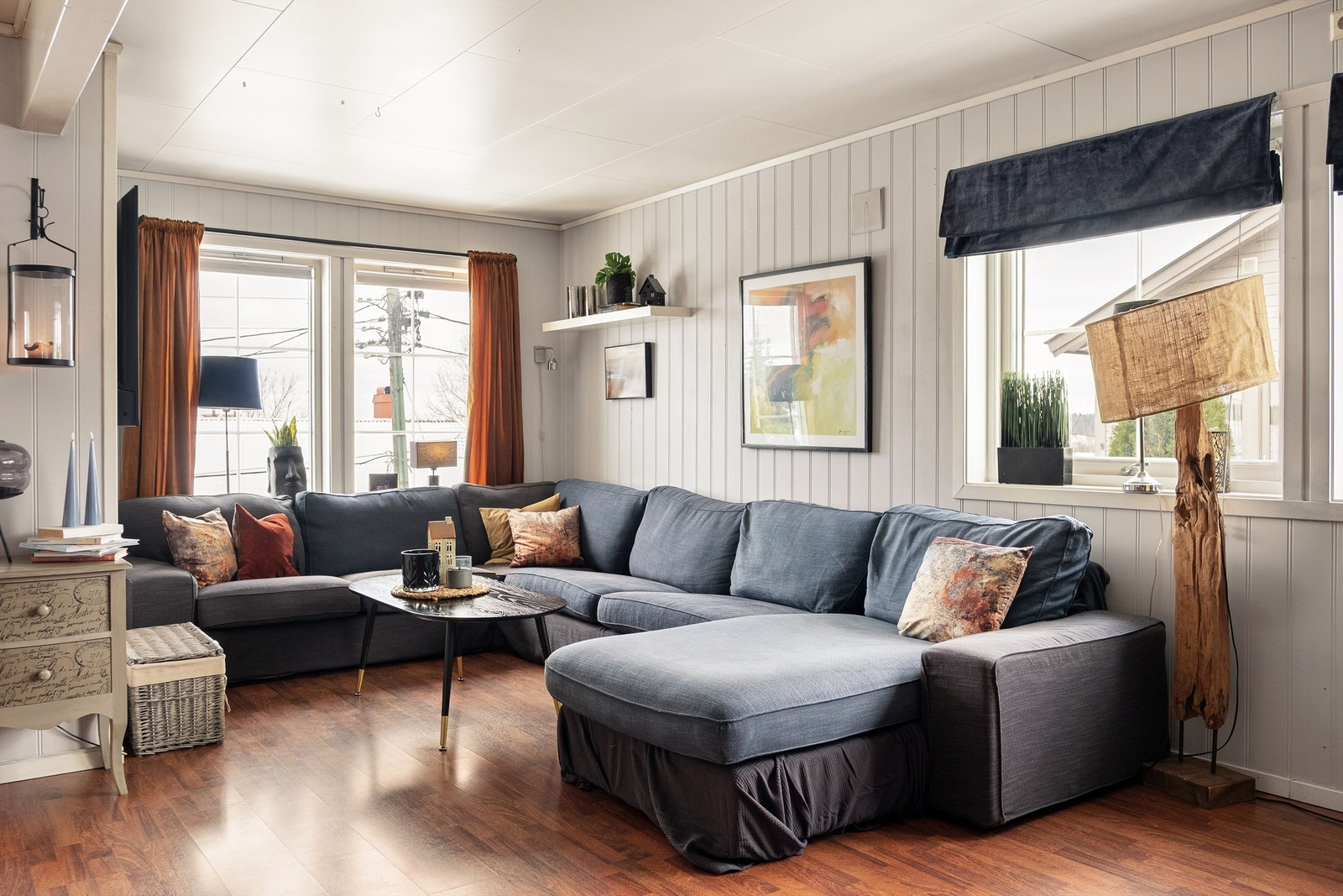 Lys og innbydende stue med god plass til stor sofagruppe. Store vindusflater gir rikelig med dagslys og skaper en lun og hyggelig atmosfære. Galleribilde