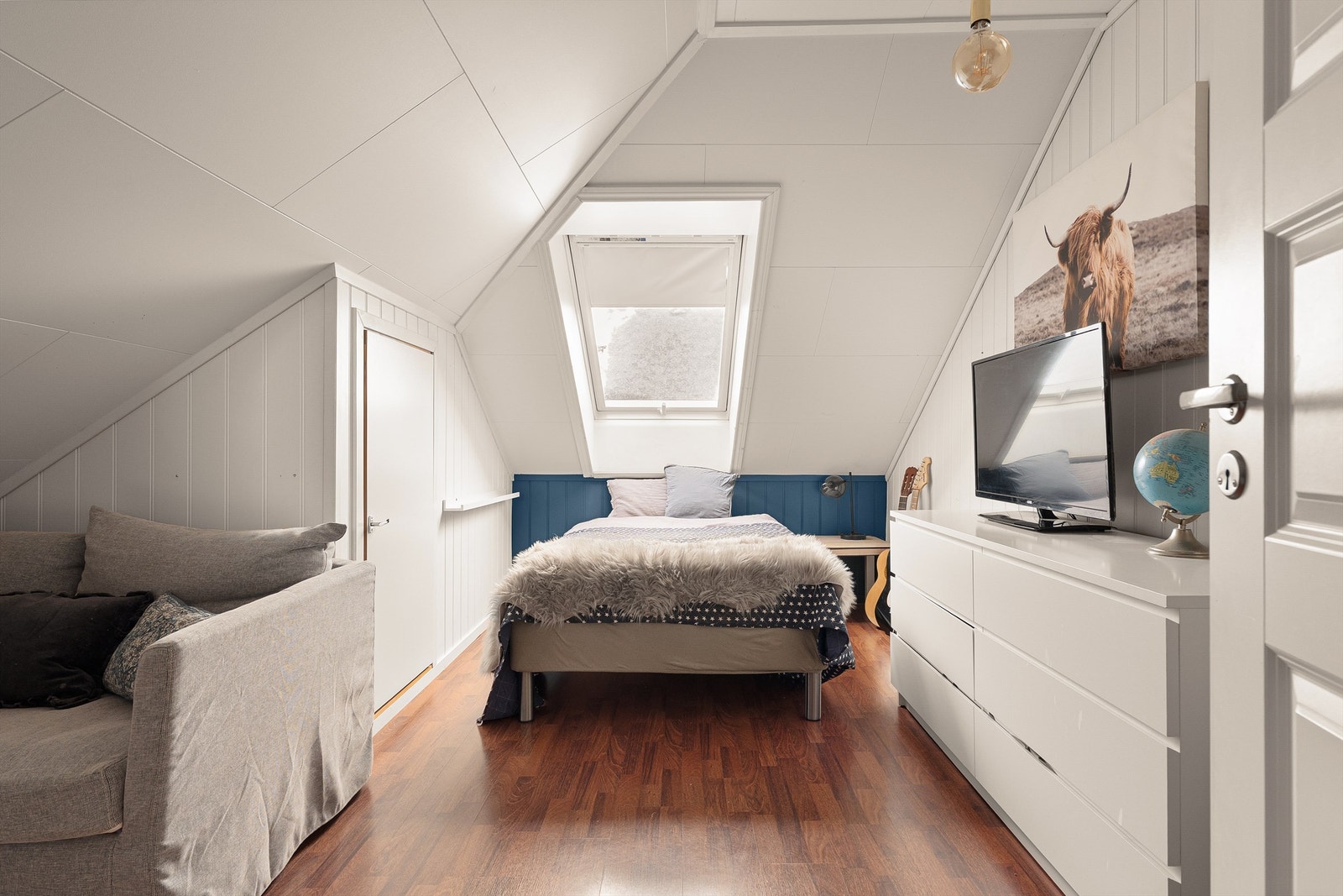 Rommet benyttes i dag som boligens andre soverom og har godt med naturlig lys fra takvindu. Galleribilde