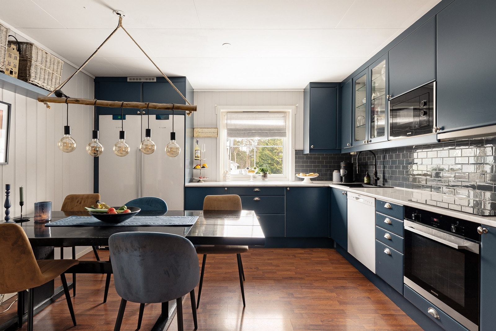 Kjøkkenet har en hyggelig spiseplass og gode lysforhold med flott innslipp av naturlig dagslys. Galleribilde