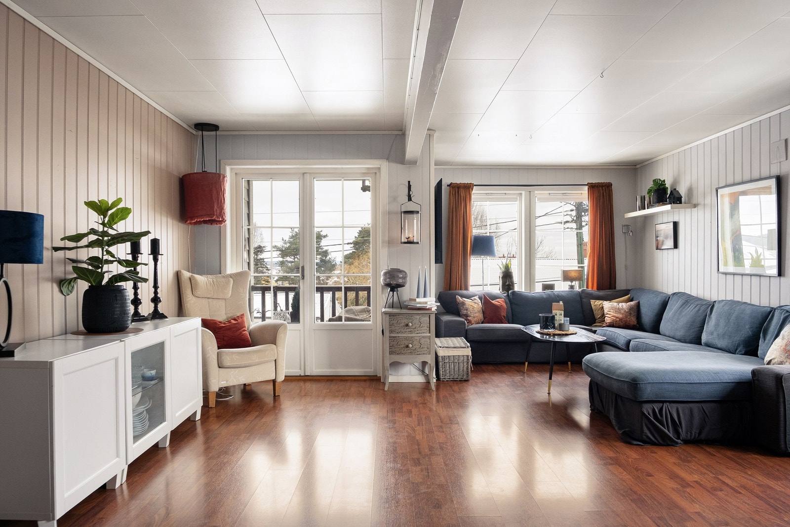 Lys og innbydende stue med direkte adgang til verandaen. Galleribilde