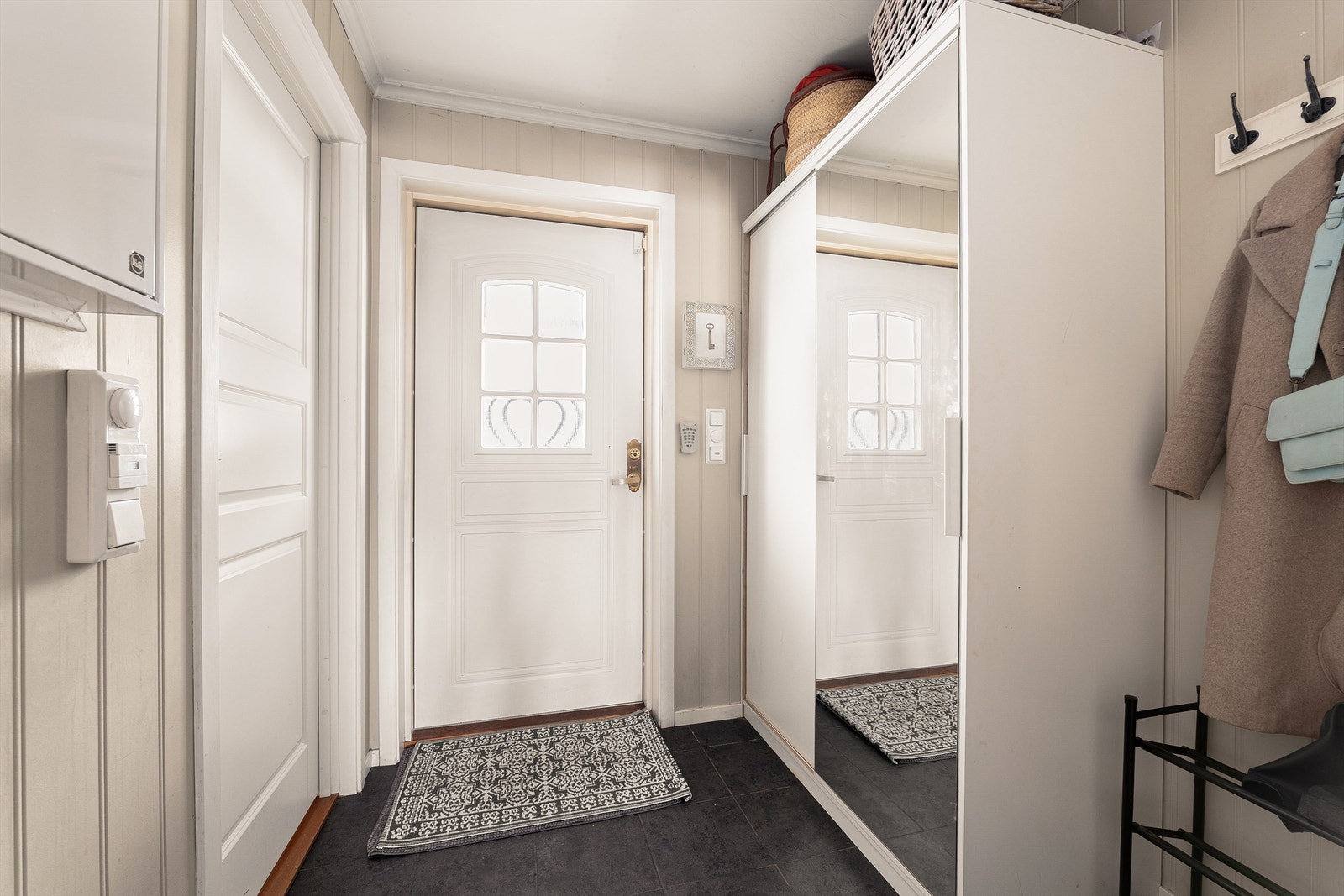 Praktisk entré med garderobeløsning og skyvedørsgarderobe - gir både gode oppbevaringsmuligheter og en romslig følelse. Galleribilde