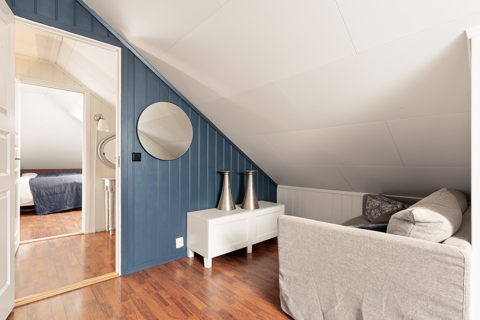 Rommene har malte overflater og laminatgulv, og fremstår som arealeffektive med plass til seng og tilhørende møblement. Galleribilde