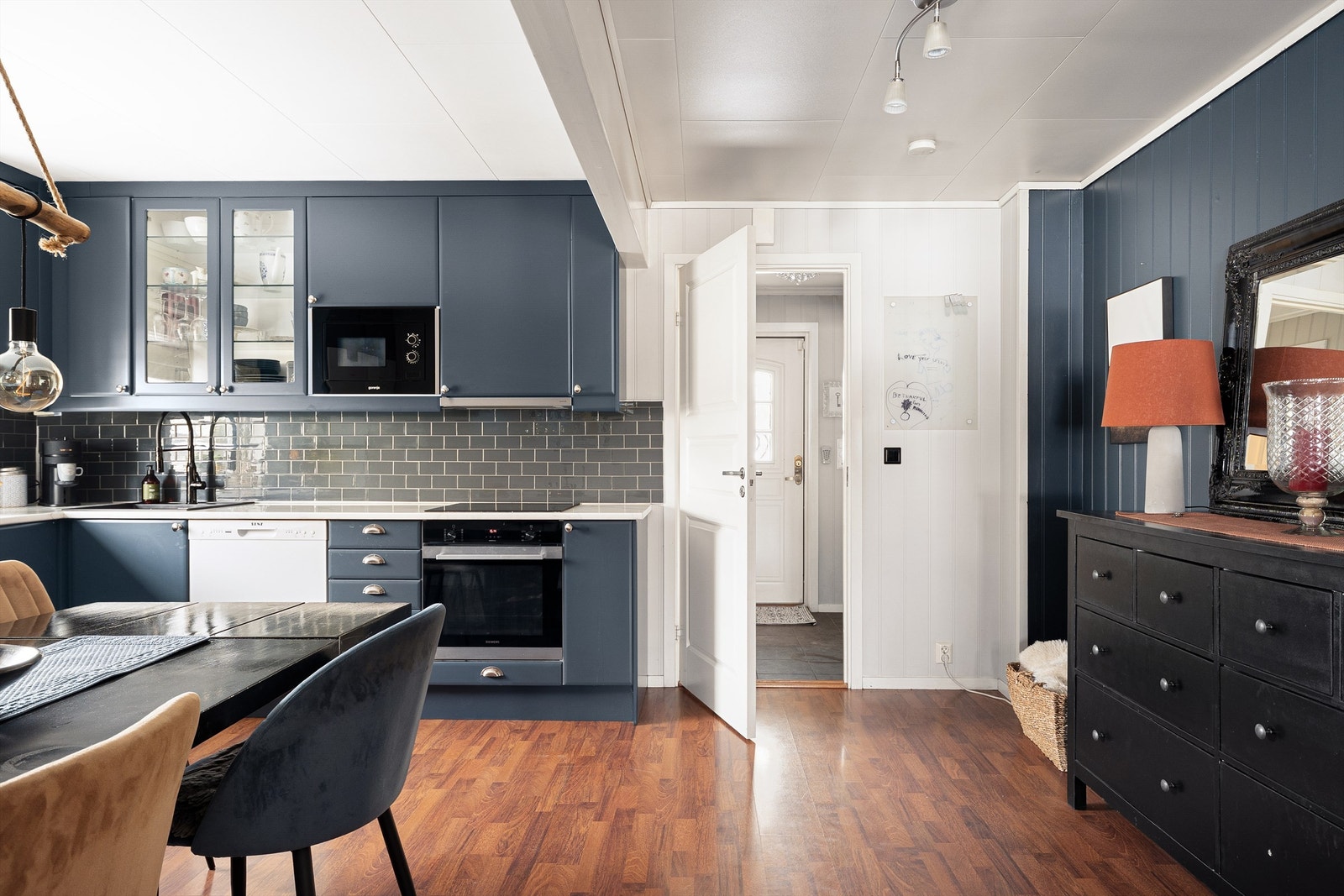 Kjøkken med moderne innredning med glatte fronter og laminat benkeplate. Galleribilde