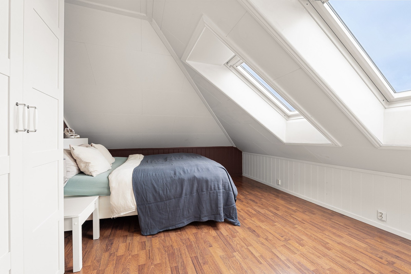 Romslig hovedsoverom med takvinduer som gir rikelig med naturlig lys og en luftig romfølelse. Galleribilde