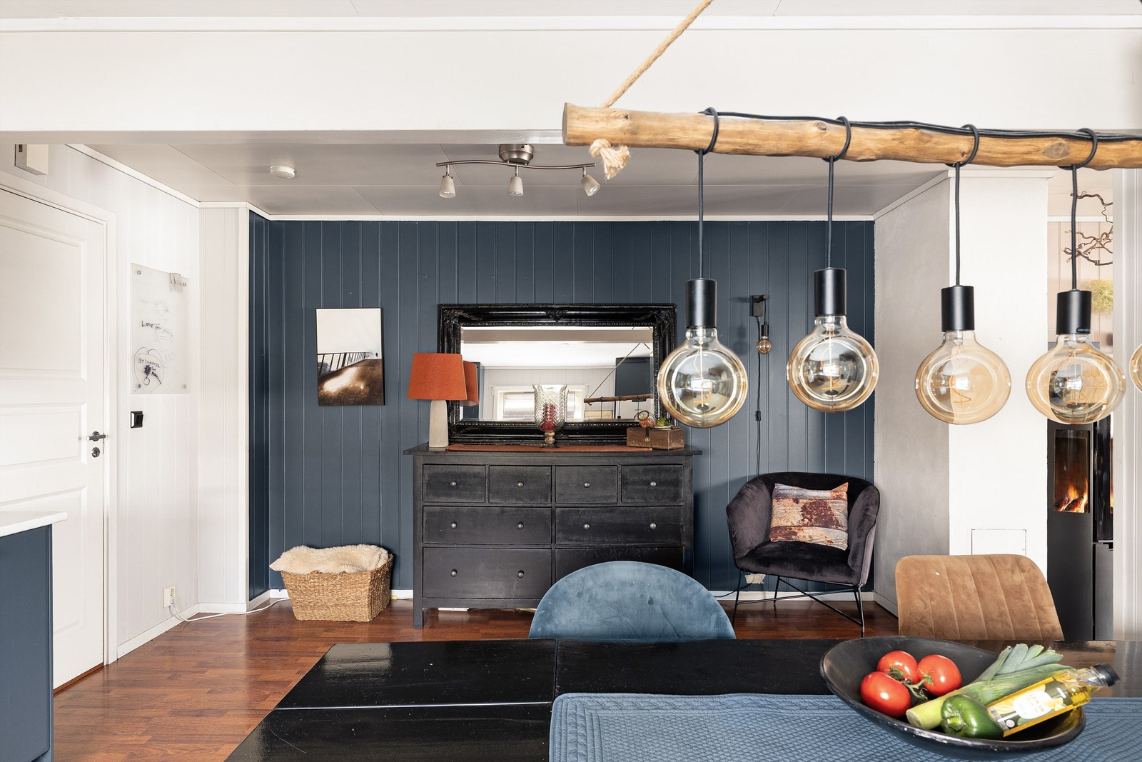 Integrerte hvitevarer som oppvaskmaskin, induksjonstopp, mikro og stekeovn, samt ventilator med avtrekk ut. Galleribilde