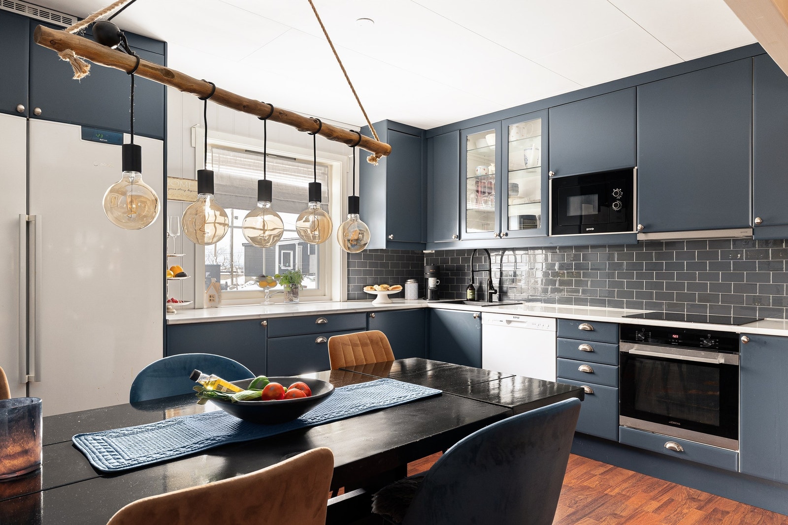 Moderne og stilrent kjøkken med integrerte hvitevarer og god skap- og benkeplass. Åpen løsning mot spiseplass gir et sosialt og funksjonelt allrom. Galleribilde