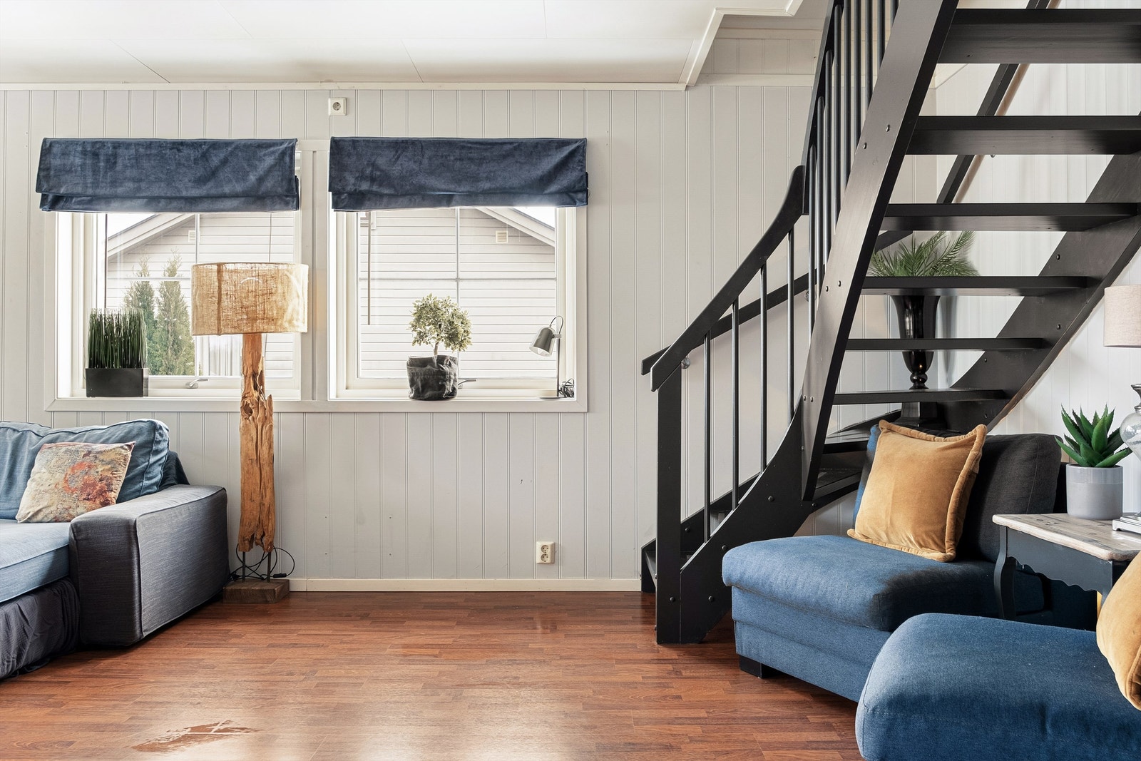 Åpen og innbydende stue med flott trappeløsning til loftsetasjen. Galleribilde