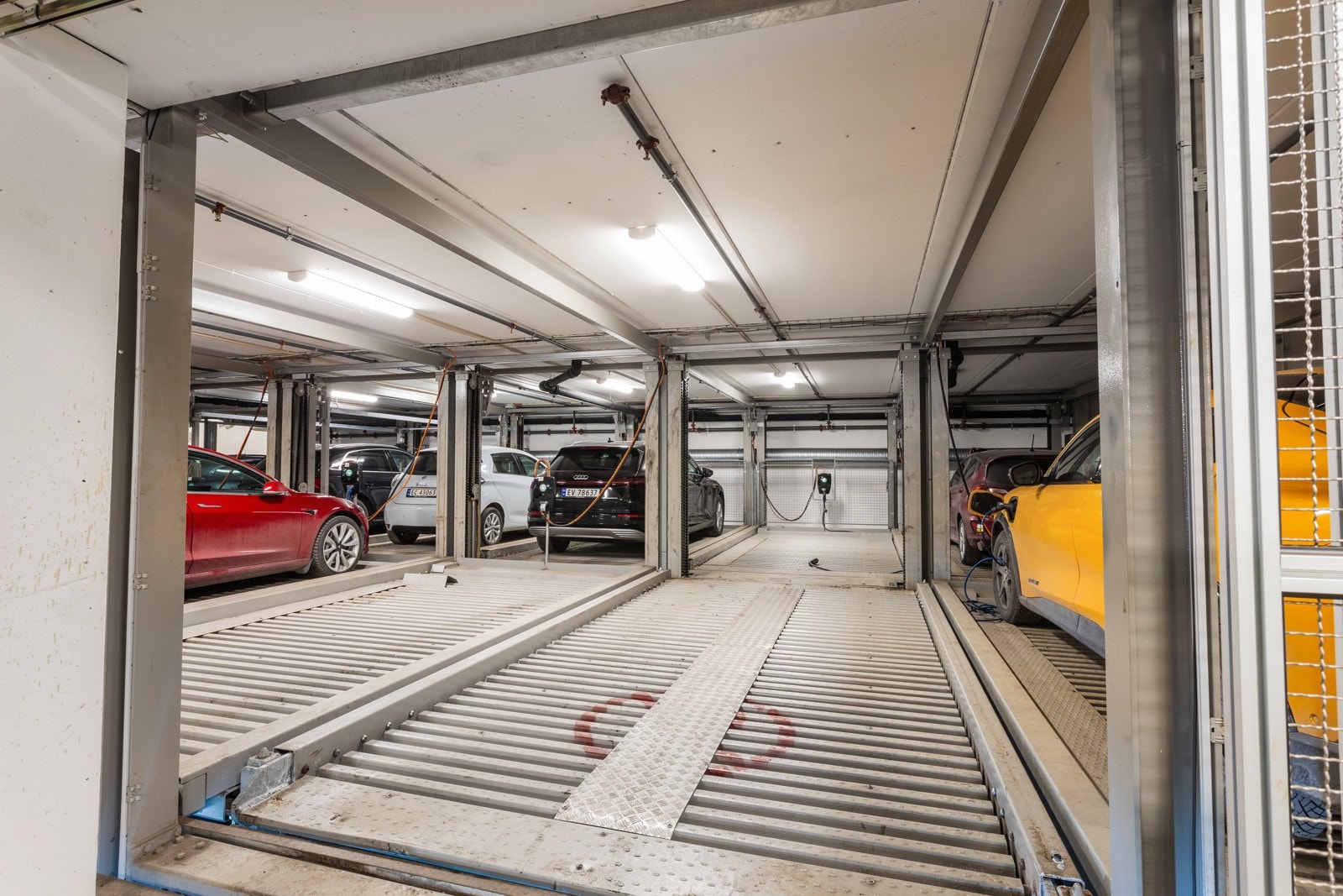 Parkeringsplassen ligger rett frem når du kjører inn porten (man benytter ikke heisen) Galleribilde