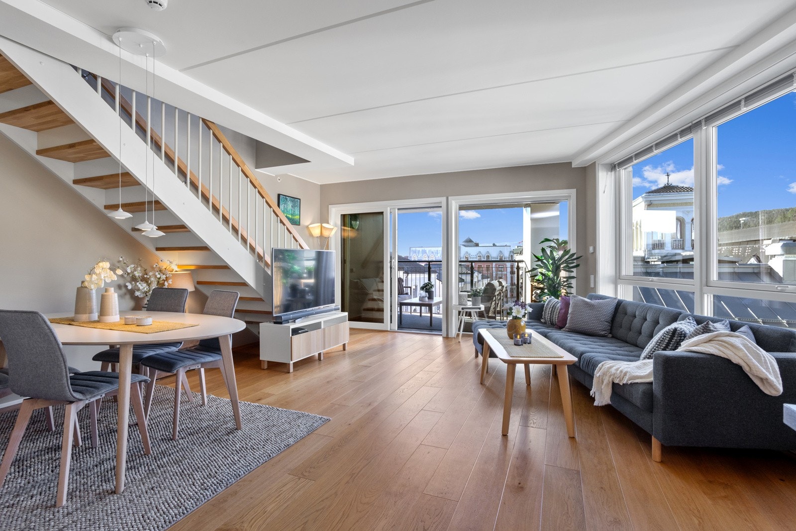 Hovedstue med spiseplass og utgang til overbygget balkong Galleribilde