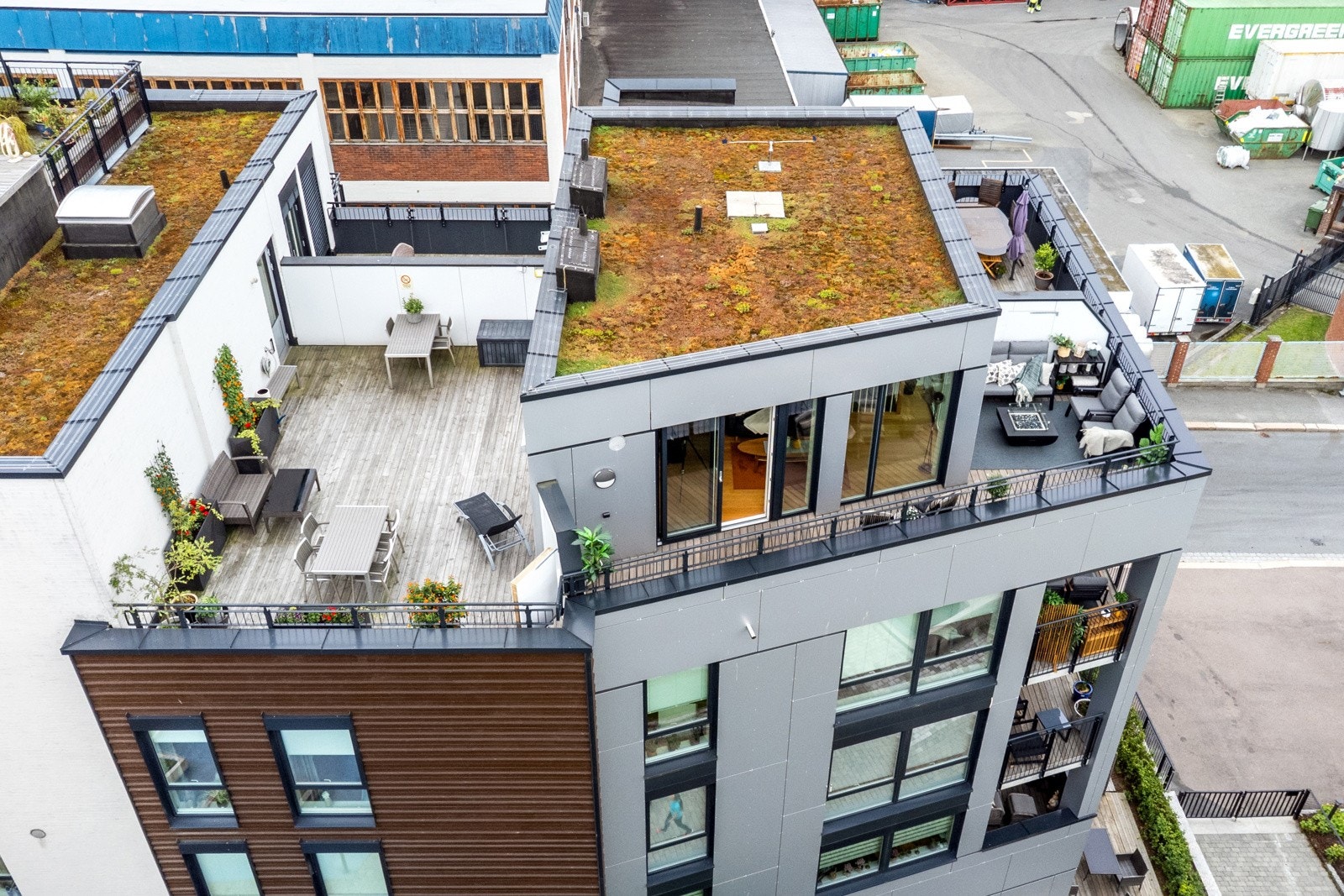 Terrassen strekker seg rundt hjørnet og det er direkte tilgang, gjennom luke, til en stor, felles takterrasse med tidlig morgensol, flott utsikt og sol utover dagen. Galleribilde