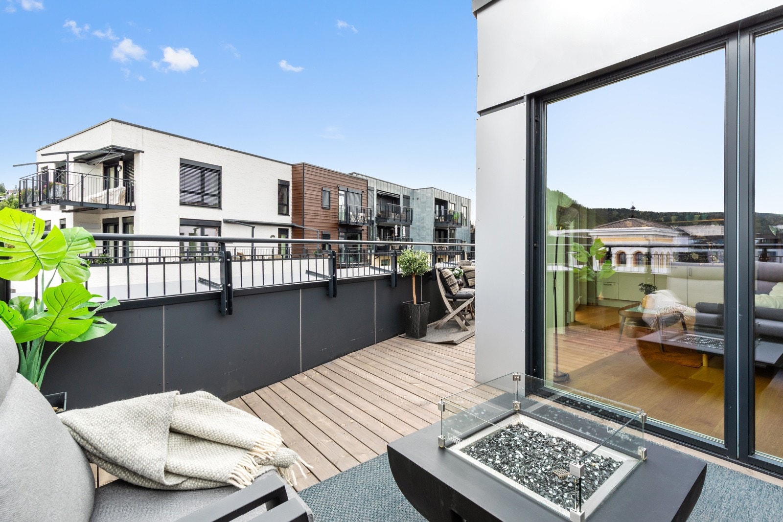 Langsiden vender inn mot sameiets rolige atrium Galleribilde