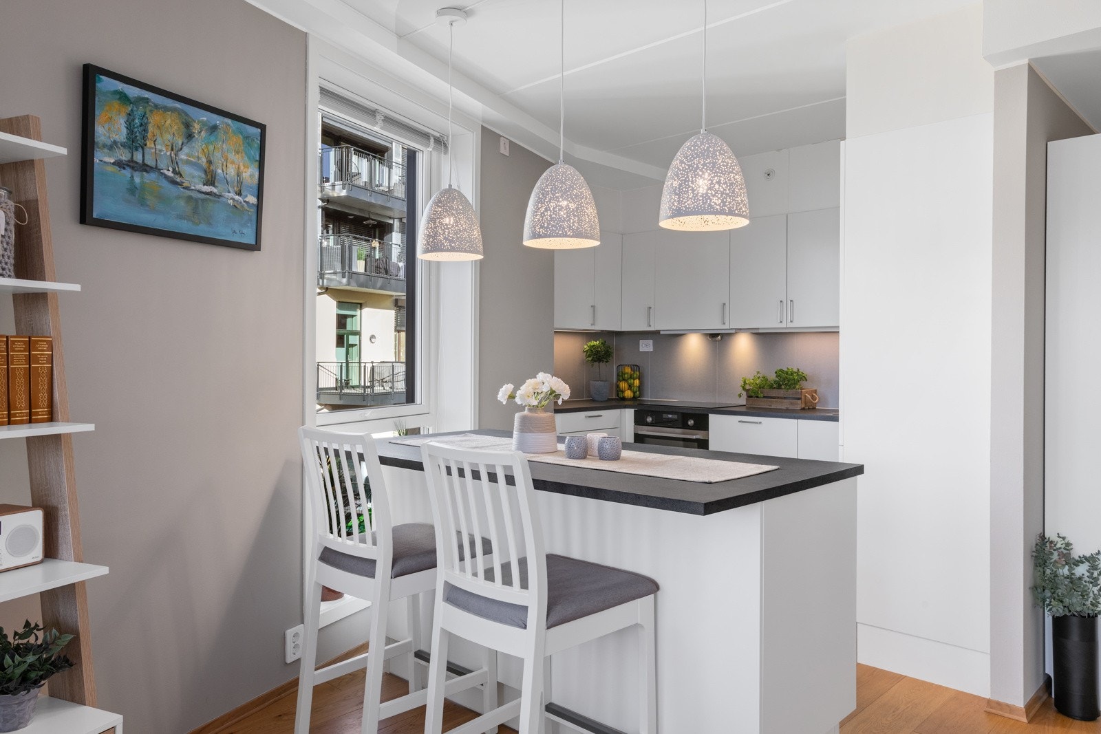 Kjøkkenøy med barløsning som romdeler mellom kjøkken og stue Galleribilde