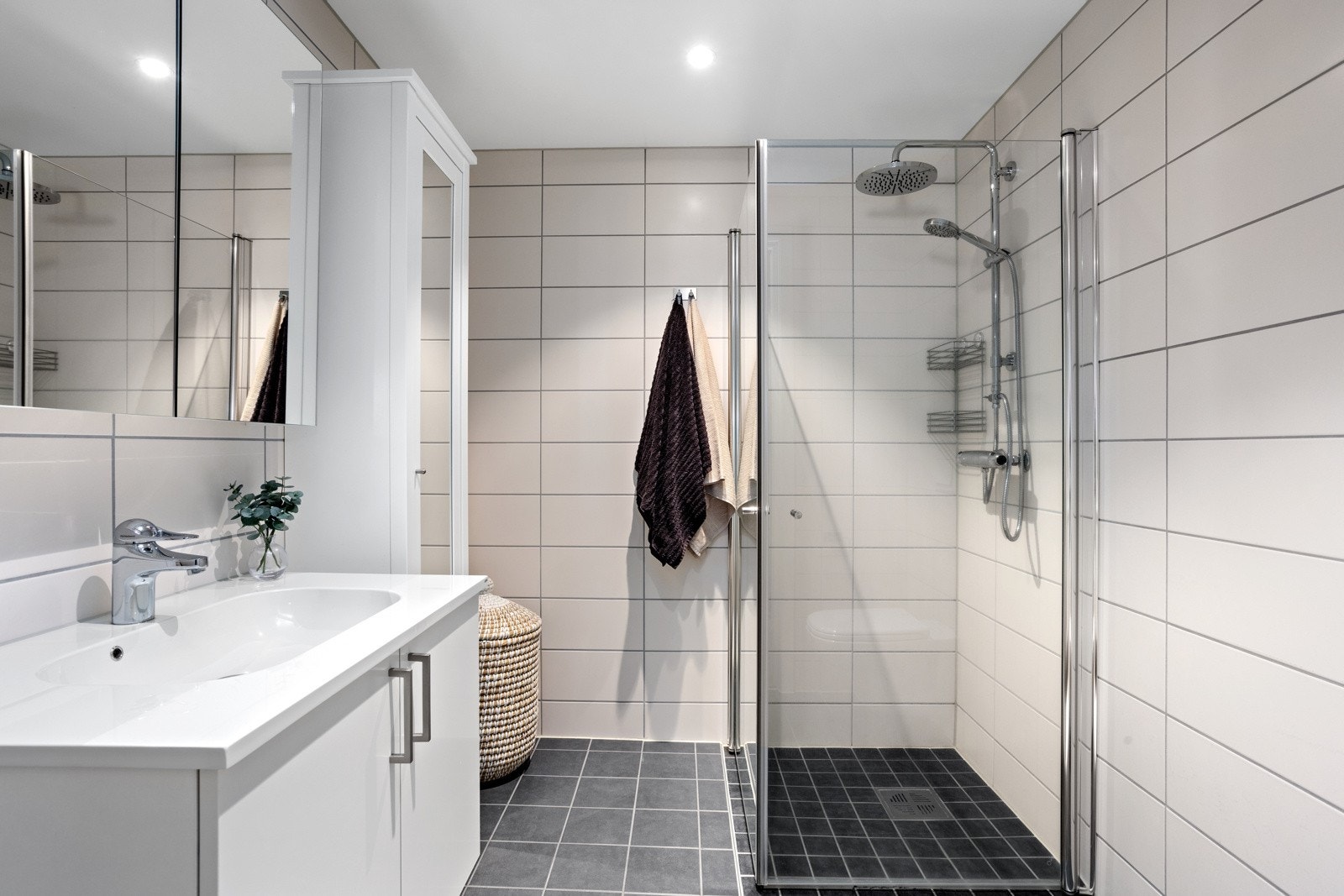 Bad 1 med dusj, vegghengt wc og servant med skap og speilskap Galleribilde