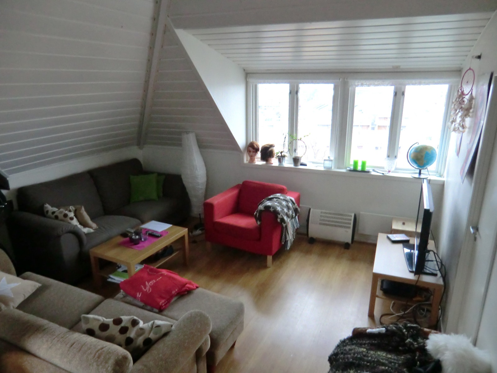 Stue med fantastisk utsikt over byen Galleribilde