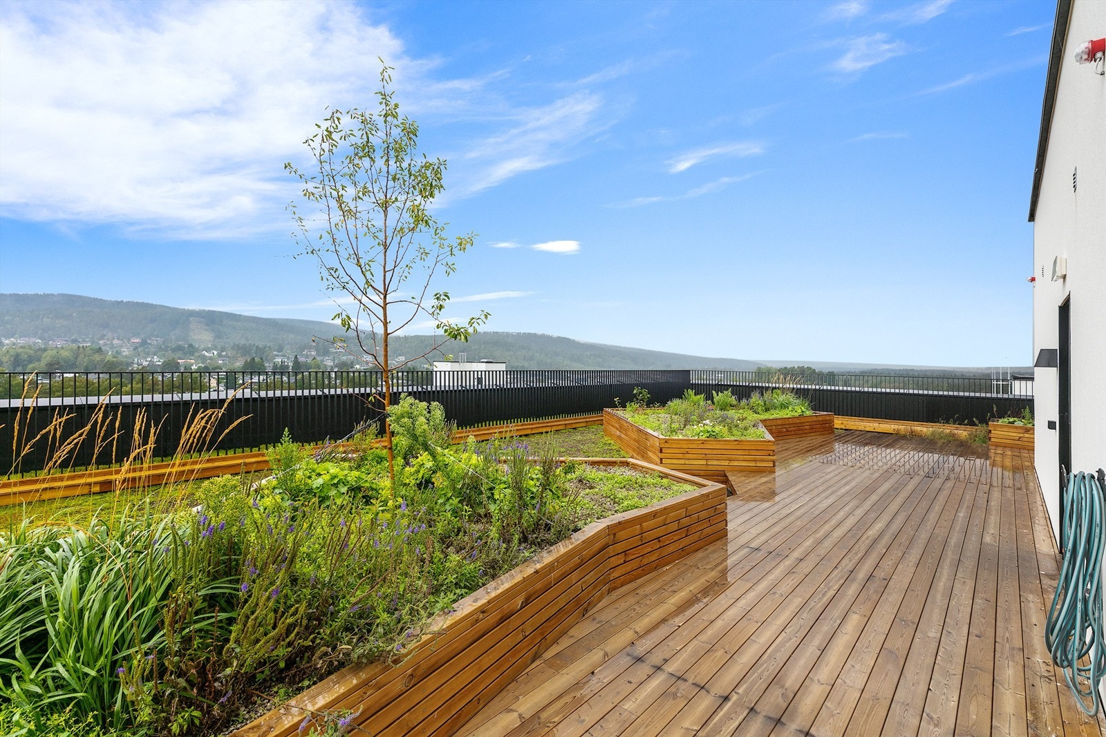 På toppen av bygget finner du en eksklusiv felles takterrasse i 9. etasje - med spektakulær 360-graders utsikt, sol fra morgen til kveld og en unik møteplass for hyggelige stunder med familie, venner og naboer. Galleribilde