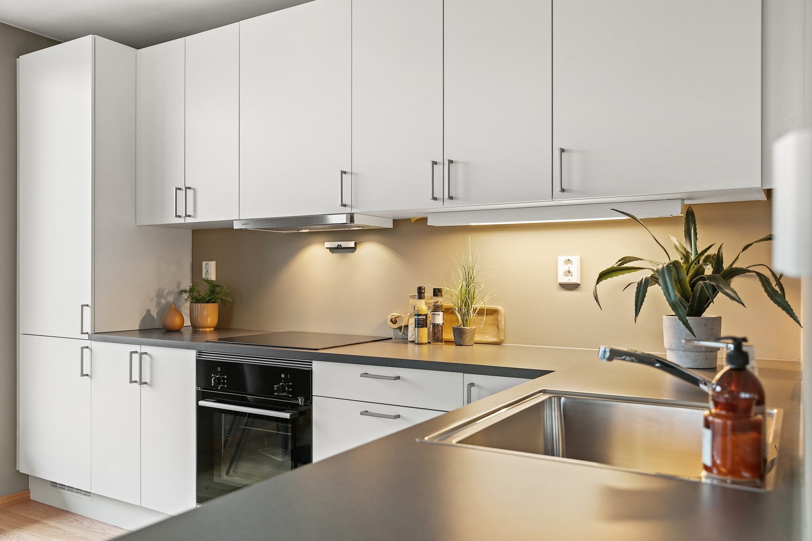 Hvitevarer følger med, inkludert stekeovn, platetopp, oppvaskmaskin og kombinert kjøle- og fryseskap. Galleribilde