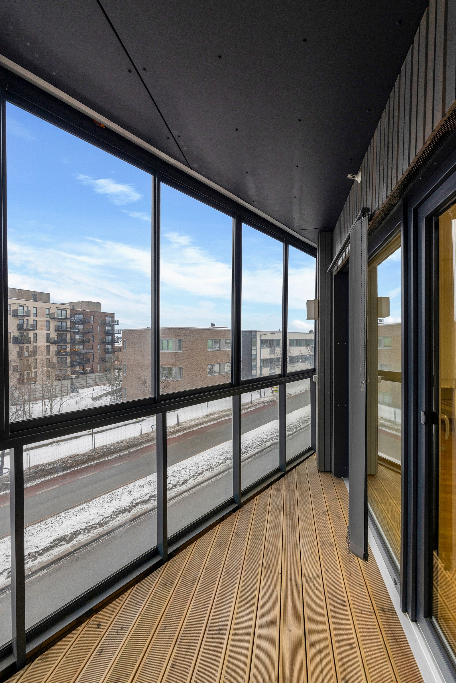 På vakre sommerdager kan du enkelt åpne det uttrekkbare glasset for frisk luft Galleribilde