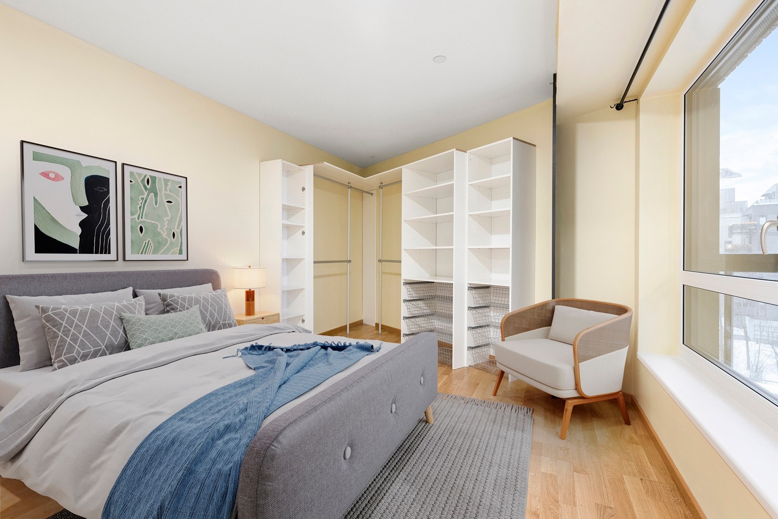 Hovedsoverommet er av romslig størrelse, godt med skapplass og dobbeltseng (digital styling) Galleribilde