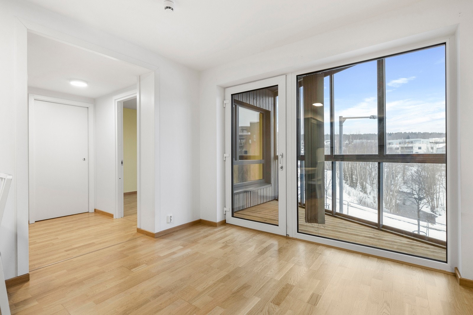 Koselig stue som er malt i lyse fargevalg i kombinasjon med pent parkettgulv Galleribilde