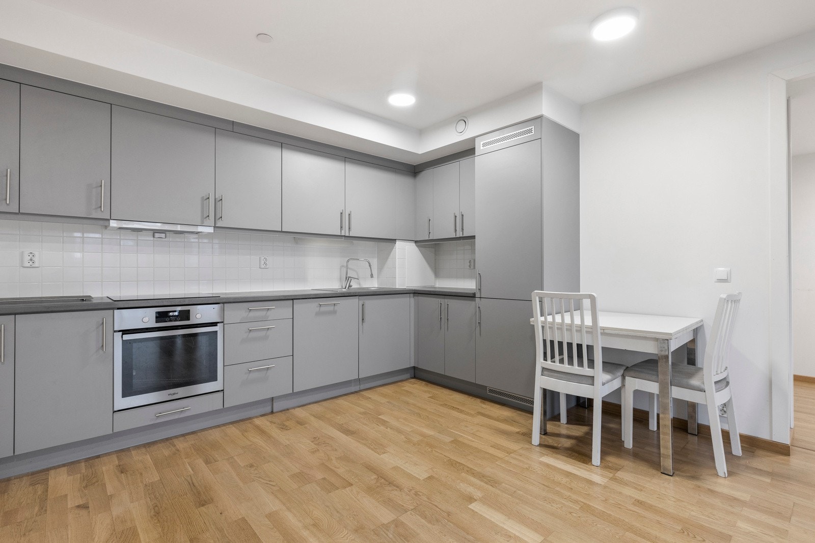 Stort og stilrent arbeidskjøkken med åpen løsning mot stuen Galleribilde