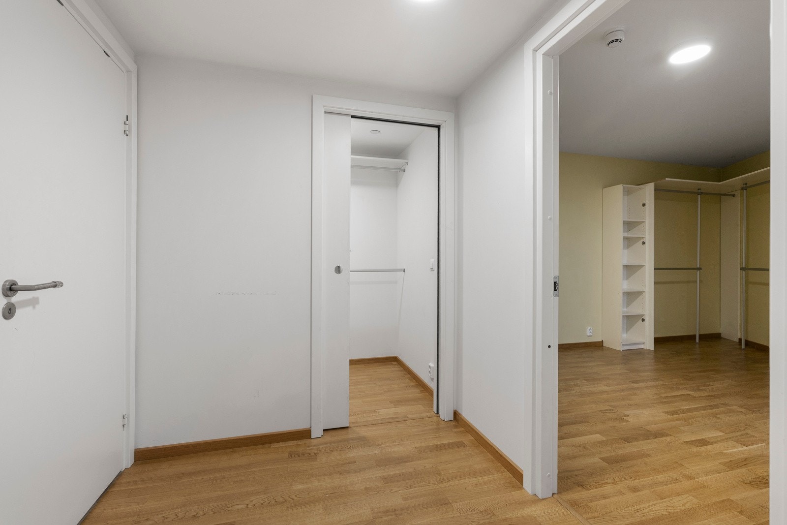 Gang mellom soverom, bad og bod Galleribilde