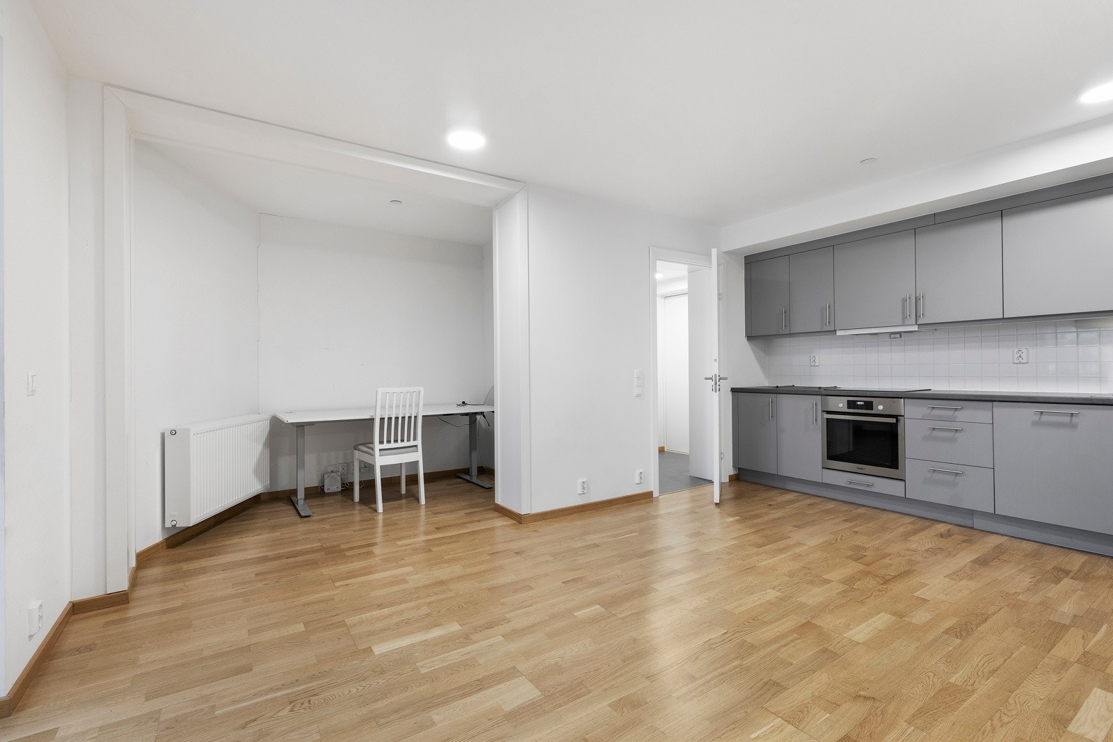 Det er god plass til sofagruppe, tv-seksjon og spisebord Galleribilde