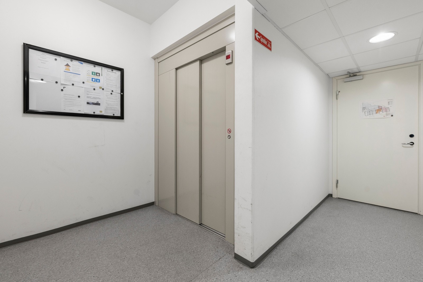 Leiligheten har adkomst både via heis og felles trapp, og ligger i 2. etasje Galleribilde