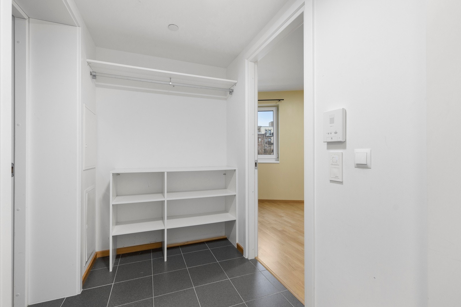 Lys og innbydende entré med flislagt gulv Galleribilde