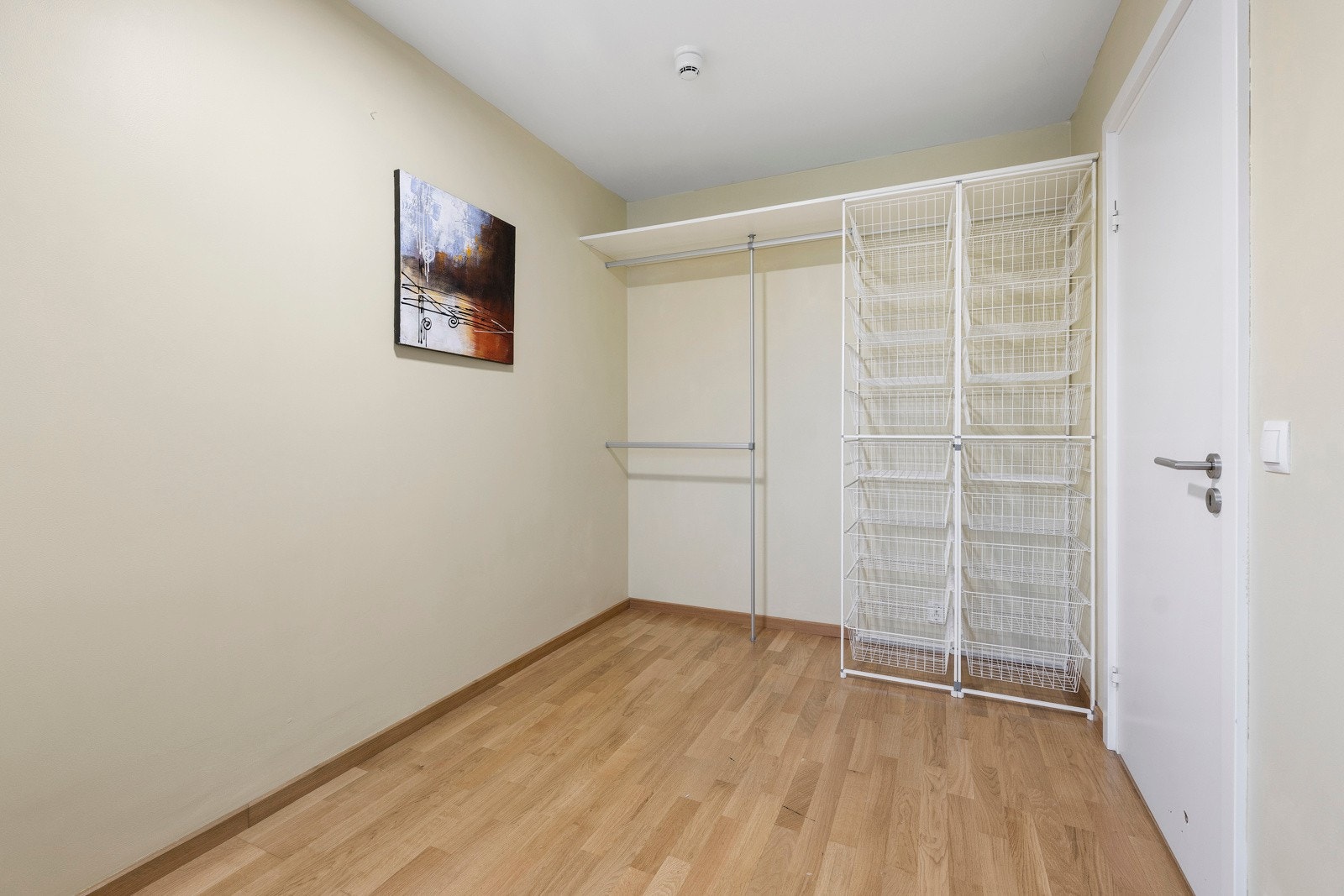 Soverom 2 er innredet med åpen garderobeinnredning Galleribilde