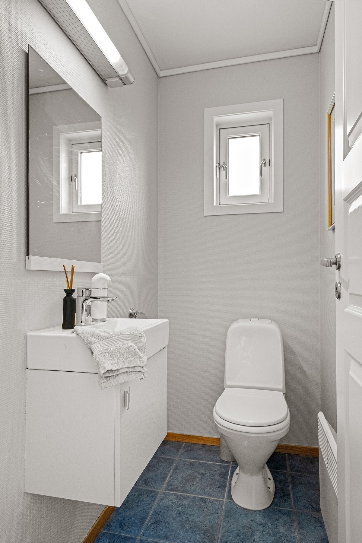 Separat toalettrom - vegg i vegg med bad Galleribilde