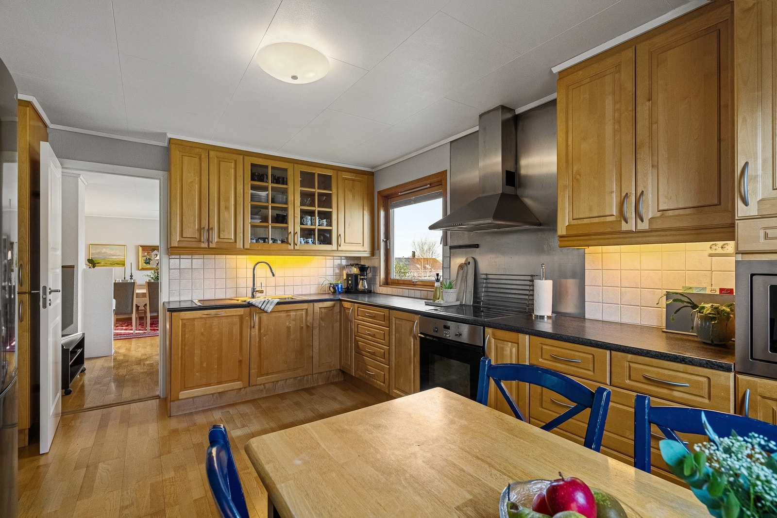 Plass til spisebord ved vindu Galleribilde