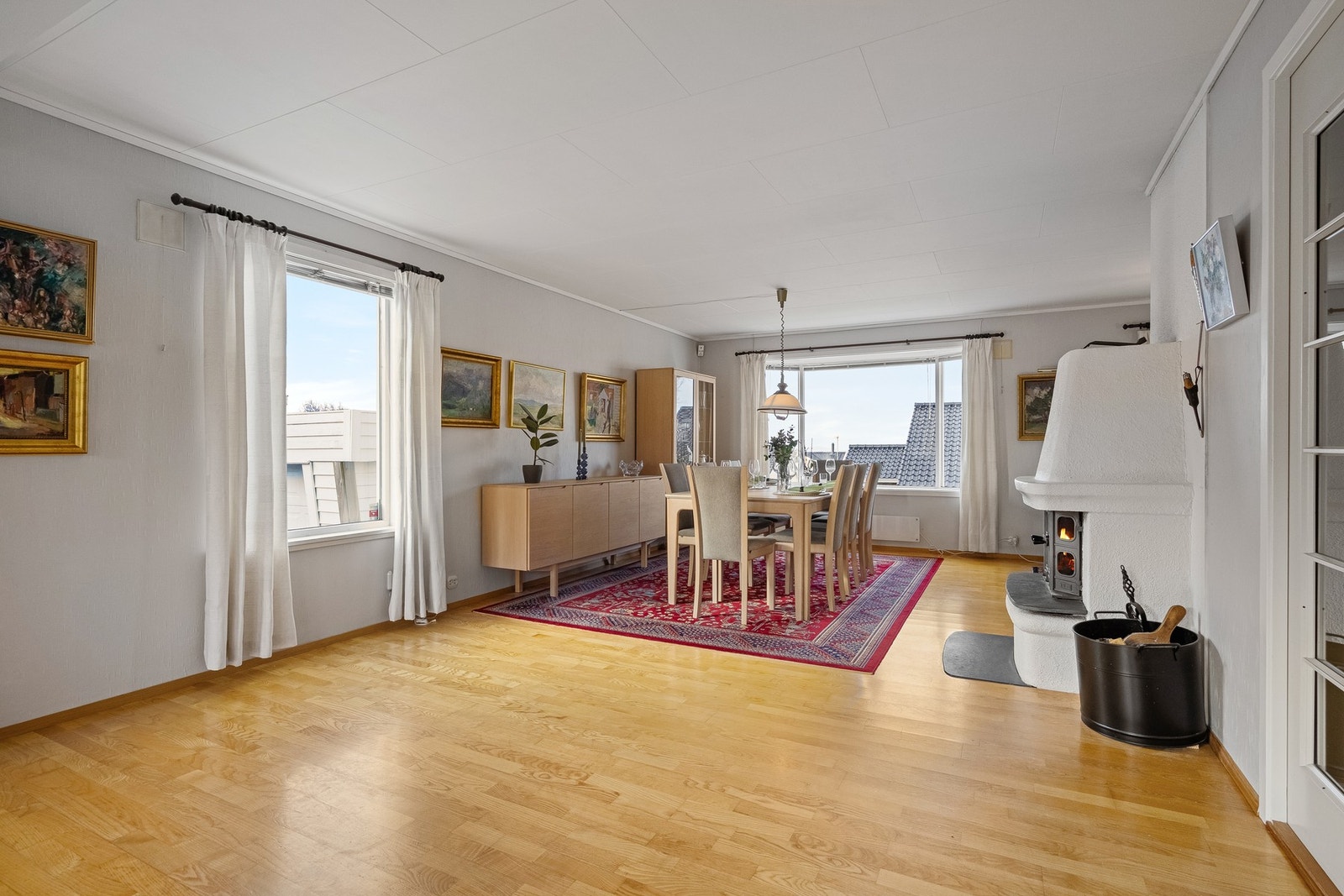 Lys og romslig stue med store vindusflater Galleribilde