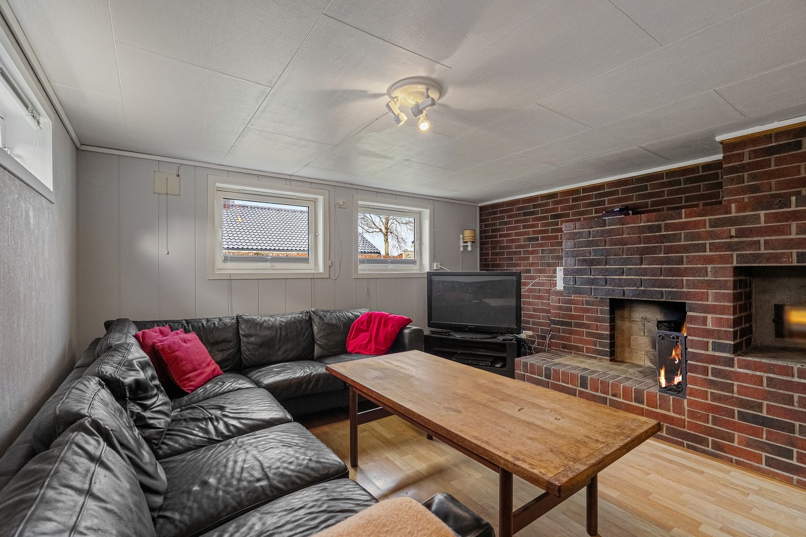 Romslig kjellerstue med peis Galleribilde