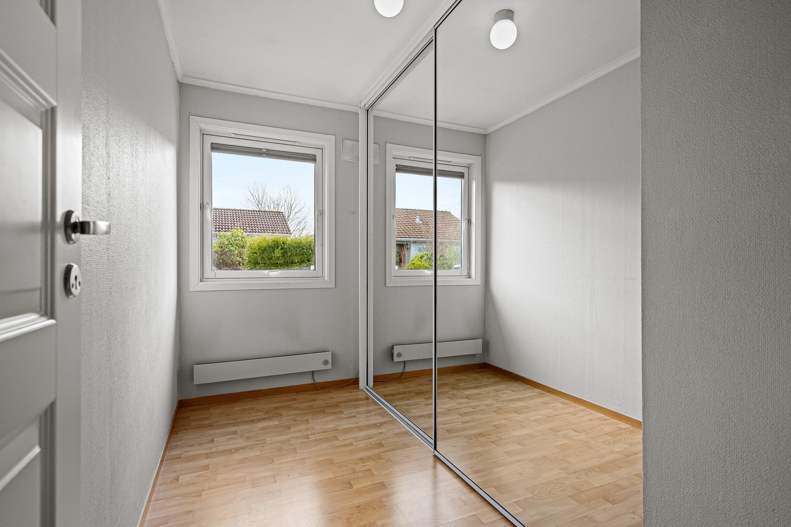 Ekstra rom med skyvedørsgarderobe Galleribilde