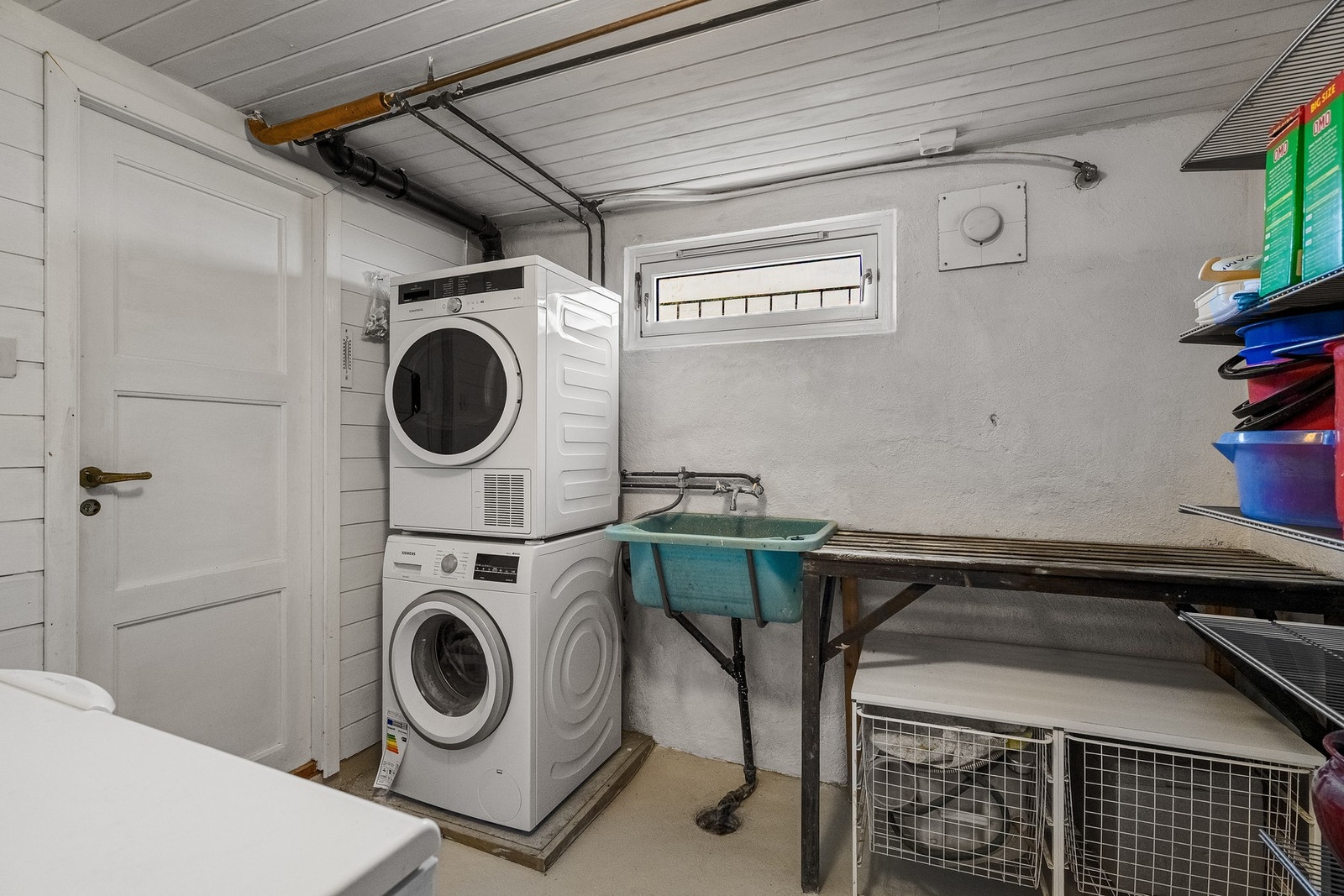 Praktisk vaskerom med opplegg for vaskemaskin og tørketrommel Galleribilde