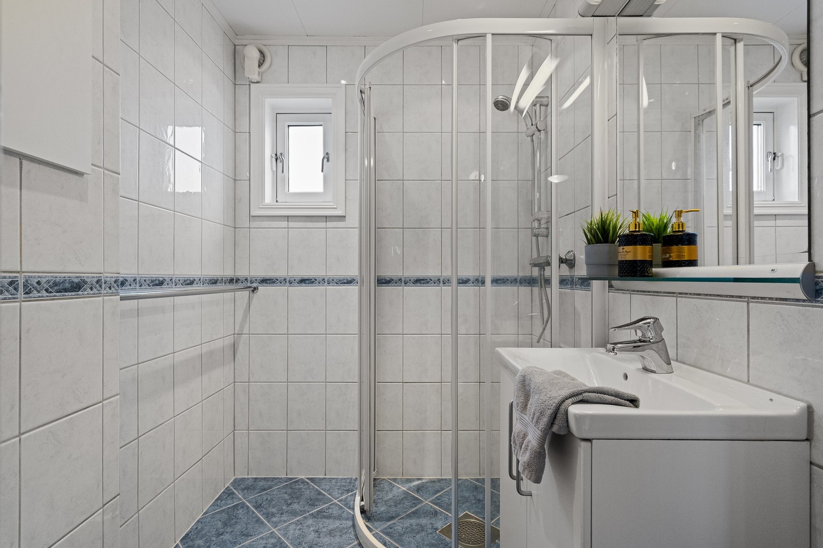 Flislagt bad med dusjløsning Galleribilde