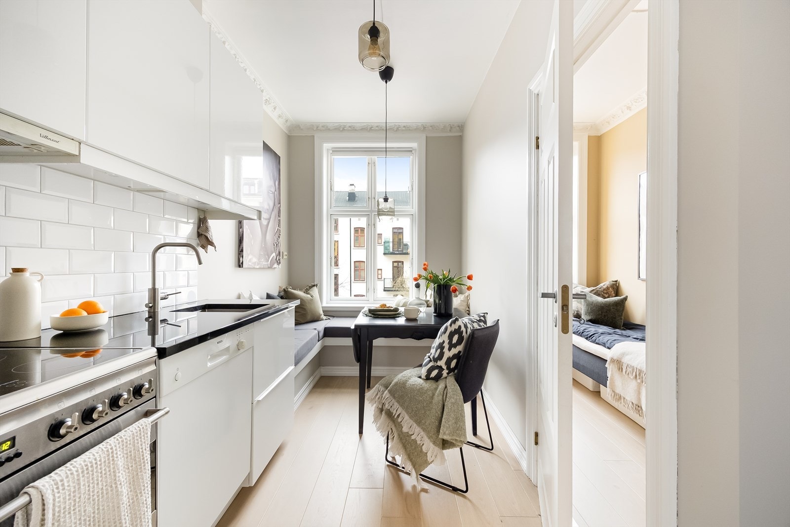 Kjøkkenet har en plassbygd sittebenk med god lagringsplass under benken. Herfra har man utsikt over den fine bakgården. Galleribilde