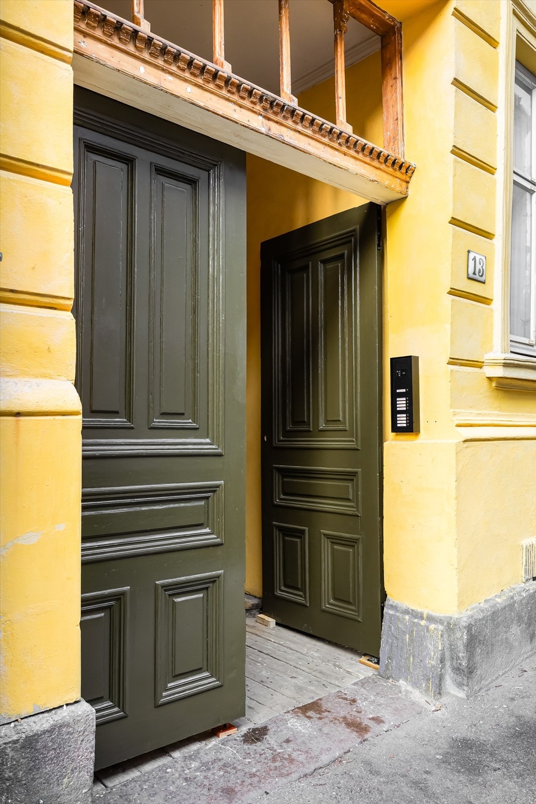 Ny inngangsdør og port fra februar 2026, oppført etter antikvariske prinsipper - tro mot byggets historiske uttrykk. Galleribilde