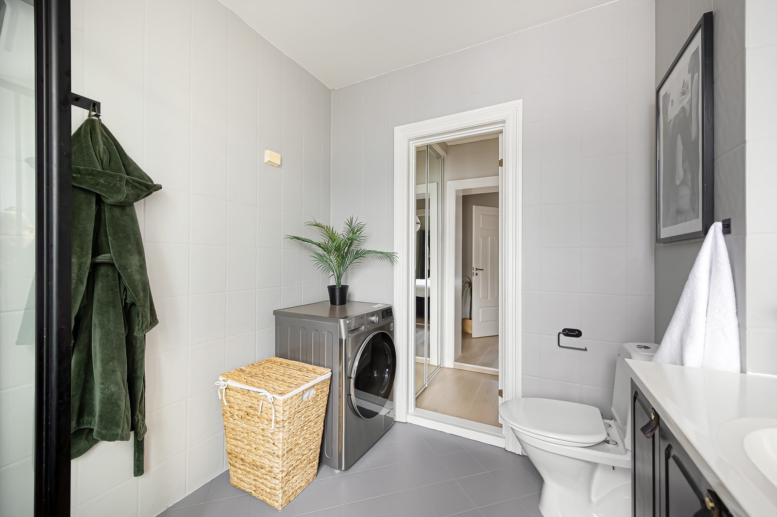 Flislagt gulv med gulvvarme gir komfort og effektiv oppvarming på badet. Ny termostat februar 2026. Galleribilde