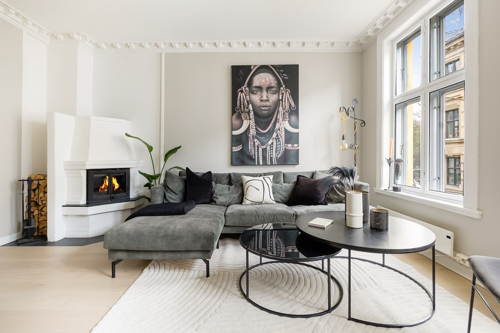 Plassering av peis gir en lun og behagelig varme til stuen. Galleribilde