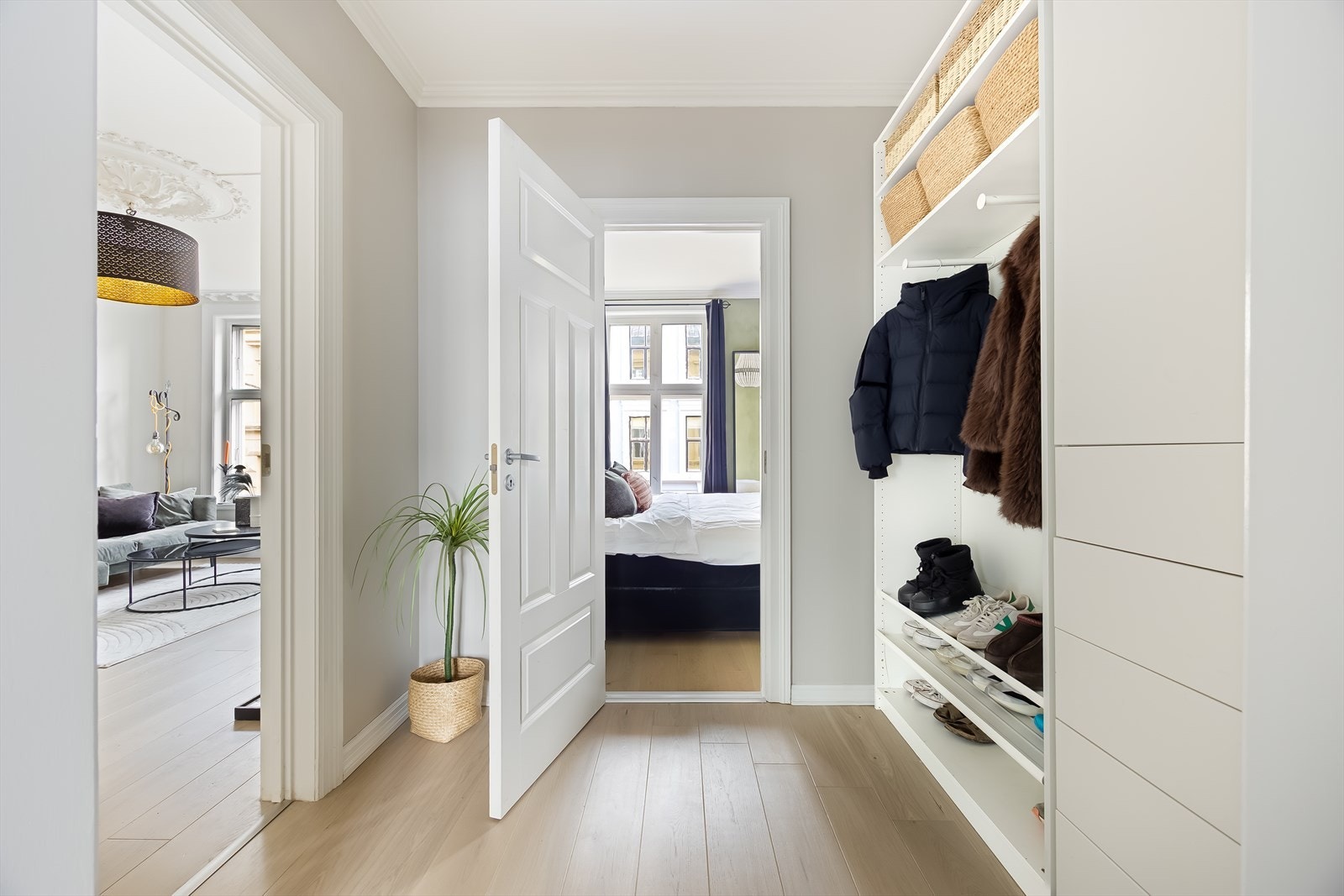 Direkte forbindelse til stuen gir en naturlig overgang fra entréen. Galleribilde